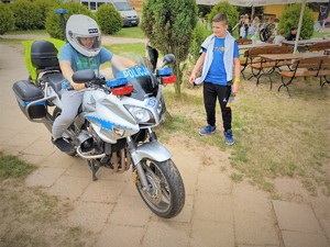 Na zdjęciu dziecko na motocyklu policyjnym.