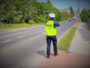Na zdjęciu policjantka z ręcznym miernikiem prędkości.