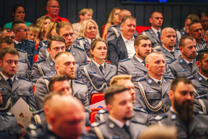 Zdjęcie policjantów siedzących w teatrze podczas mianowania.