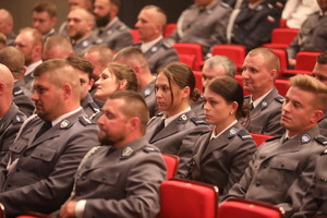 Na zdjęciu grupa policjantów, która siedzi w teatrze podczas prowadzonego święta.