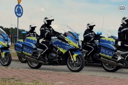 Na zdjęciu policjanci na motocyklach policyjnych.