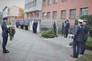 Na zdjęciu policjanci podczas obchodów 21 rocznicy zmarłego sierżanta Grzegorza Załogi przed będzińską komendą.