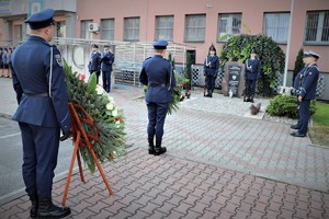 Na zdjęciu policjanci stojący przed pomnikiem podczas obchodów 21 rocznicy zmarłego sierżanta Grzegorza Załogi przed będzińską komendą.