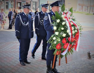 Na zdjęciu Zastępca Komendanta Wojewódzkiego Policji w Katowicach oraz Komendant Powiatowy Policji w Będzinie składają wieniec Komendanta Głównego Policji pod tablicą pamiątkową.