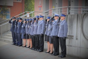 Na zdjęciu policjanci oddający honor.