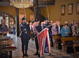 Na zdjęciu Sztandar Komendy Wojewódzkiej Policji w Katowicach w kościele.