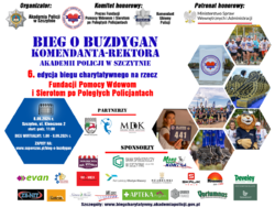 Na plakacie Biegu o buzdygan komendanta-rektora Akademii Policji w Szczytnie u góry widnieje logo organizatorów, w centralnej części znajduje się napis szóstej edycji biegu charytatywnego na rzecz Fundacji Pomocy Wdowom i Sierotom po Poległych Policjantach, który odbędzie się w Szczytnie na ulicy Klenczona 2 ósmego września bieżącego roku. W dolnej części plakatu umieszczone są loga partnerów oraz sponsorów. Z prawej strony widoczne są zdjęcia rywalizujących sportowców z poprzedniej edycji biegu o buzdygan.