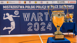 Zdjęcie przedstawia: zbliżenie na puchar a w tle napis warta 2024