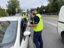 Policjant z drogówki podczas kontroli samochodu