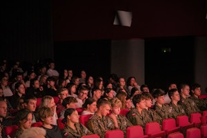 Na zdjęciu osoby na widowni teatru podczas spektaklu.