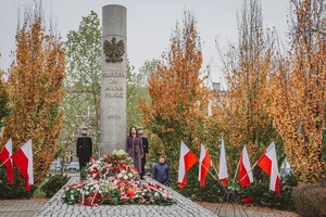 Na zdjęciu pomnik oraz złożone kwiaty podczas uroczystości Święta Niepodległości.