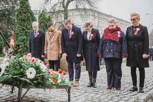 Na zdjęciu przedstawiciele Starostwa Powiatowego w Będzinie podczas składania kwiatów pod pomnikiem.