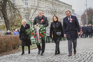 Na zdjęciu przedstawiciele Urzędu Miejskiego w Będzinie podczas składania kwiatów pod pomnikiem.