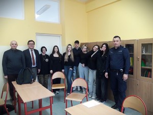 Zdjęcie grupowe, na którym znajdują się policjant, uczniowie oraz nauczyciele.