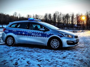 Na zdjęciu radiowóz w zimowej aurze.