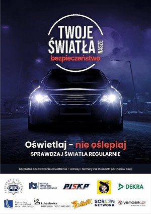Plakat, na którym widzimy na ciemnym tle samochód z włączonymi światłami i napisem Twoje światła nasze bezpieczeństwo, na dole znajdują się reklamy partnerów akcji.