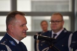 Na zdjęciu widzimy Pierwszego Zastępcę Komendanta Wojewódzkiego Policji podczas przemowy