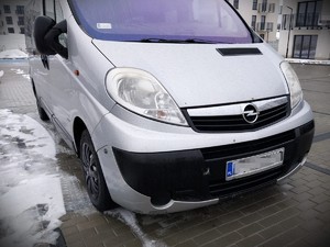 Na zdjęciu samochód dostawczy renault.