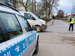 Na zdjęciu policjanci podczas kontroli trzeźwości.