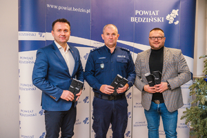 Na zdjęciu Starosta Będziński, Komendant Powiatowy Policji w Będzinie oraz Naczelnik Zarządzania Bezpieczeństwem Powiatu Będzińskiego trzymają w dłoniach alkomaty.