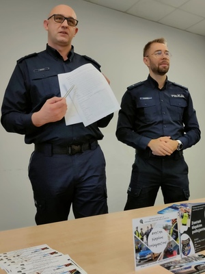 Na zdjęciu dwóch policjantów w sali.