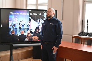 Na zdjęciu stojący Naczelnik Prewencji w Sali Sesyjnej Starostwa Powiatowego w Będzinie.