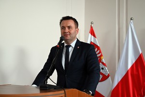 Na zdjęciu przemawiający na mównicy Starosta Będziński