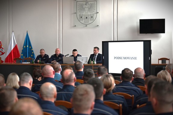 Zdjęcie przedstawiające uczestników odprawy rocznej policjantów, która odbyła się na sali sesyjnej.