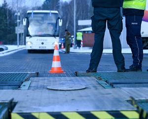 zdjęcie przedstawia w tle autobus