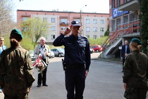 Na zdjęciu Komendant Komisariatu Policji w Czeladzi oddający honor pod obeliskiem.