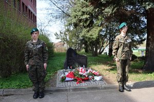 Na zdjęciu warta honorowa stworzona przez uczniów szkoły mundurowych pod obeliskiem.