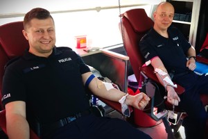 Na zdjęciu policjanci podczas oddawania krwi.
