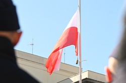 Na zdjęciu flaga biało-czerwona