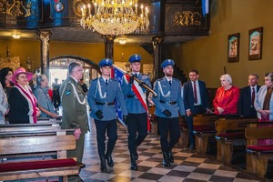 Na zdjęciu poczet sztandarowy Komendy Powiatowej Policji w Będzinie w kościele.