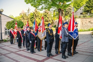Zdjęcie grupowe, na którym widzimy na dworze różne poczty sztandarowe.