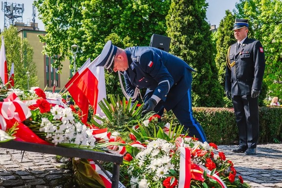 Na zdjęciu widzimy Komendanta Powiatowego Policji w Będzinie, który składa kwiatki pod pomnikiem.