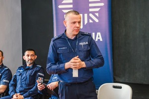 Na zdjęciu policjant występujący podczas debaty z seniorami.