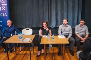 Na zdjęciu prelegenci debaty z seniorami. 3 mężczyzn i jedna kobieta.