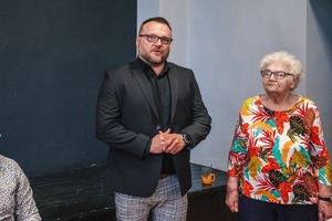 Na zdjęciu Naczelnik Zarządzania Bezpieczeństwem Powiatu Będzińskiego zabiera mówi do seniorów.