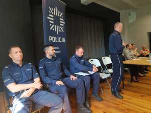 Na zdjęciu policjanci uczestniczący podczas debaty z seniorami.