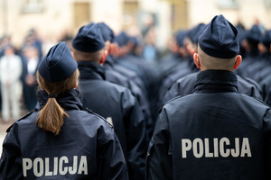 Na zdjęciu grupa policjantów stoi w dwuszeregu.