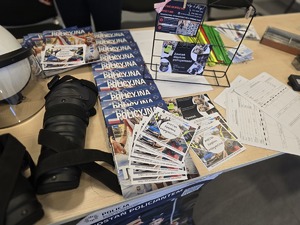Na zdjęciu materiały promocyjne Policję oraz policyjny sprzęt.