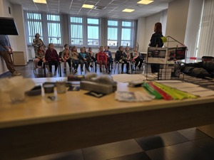 Na zdjęciu policjantka rozmawia z harcerzami.