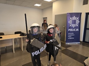 Na zdjęciu widzimy przebrane dzieci za policjantów.