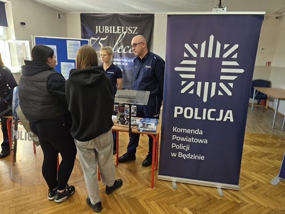 Zdjęcie przedstawia dwie dziewczyny rozmawiające z będzińskimi policjantami.
