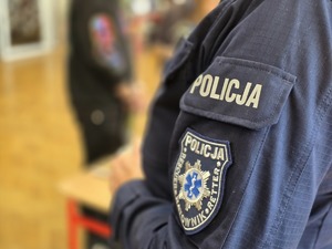 Zdjęcie przedstawiające zbliżenie na naszywkę policyjną.