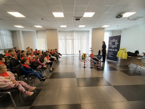 Zdjęcie grupowe podczas prowadzonych prelekcji w będzińskiej komendzie.