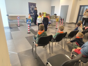 Na zdjęciu dzieci podczas nauki przepisów ruchu drogowego w mobilnym miasteczku.