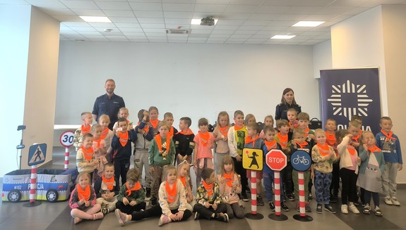 Zdjęcie grupowe policjantów oraz grupy przedszkolaków w będzińskiej komendzie.