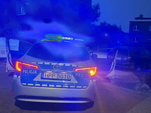 Na zdjęciu radiowóz policyjny na sygnałach.